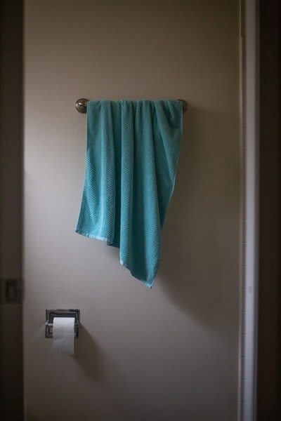 白墙上的绿毛巾
